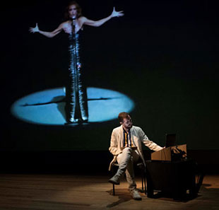 Optreden DYING ON STAGE CHAPITRE II CHRISTODOULOS PANAYIOTOU PARIS