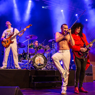 A NIGHT OF QUEEN A NIGHT OF QUEEN