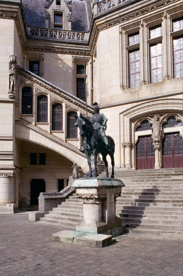 CHATEAU DE PIERREFONDS CHATEAU DE PIERREFONDS