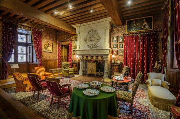CHATEAU D'AZAY-LE-RIDEAU CHATEAU D'AZAY-LE-RIDEAU